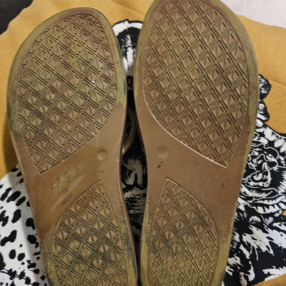 Donald j Pliner. Gorgeous thong slides with slight platform. Comfortable. EUC - Picture 2 of 9